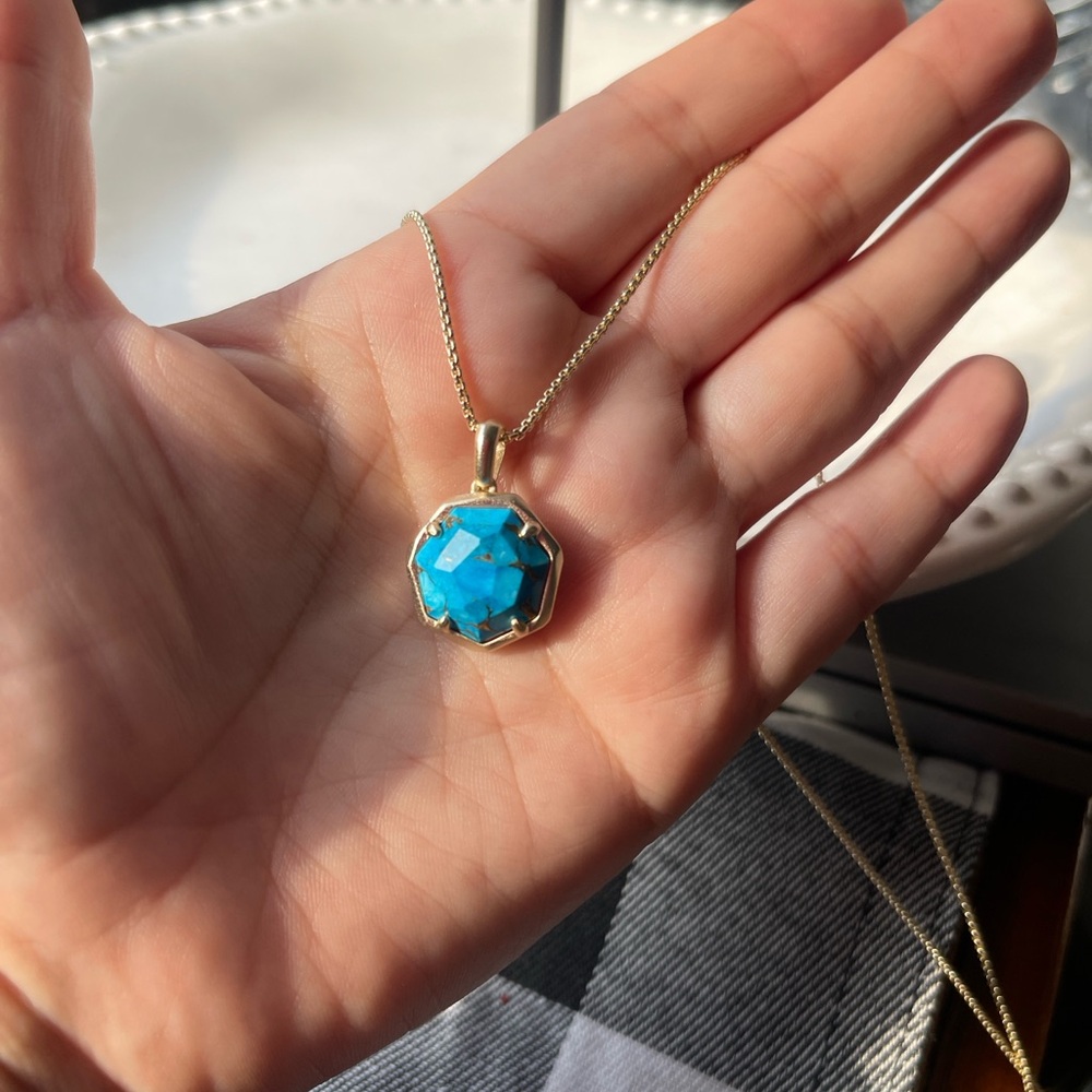 Kendra Scott Elegant Gold and Blue Pendant Necklace